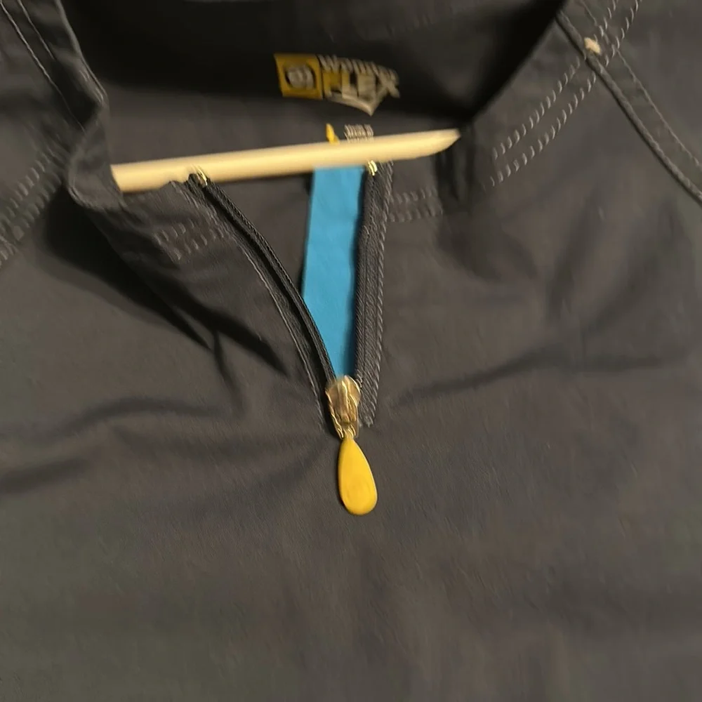 Wonder wink flex scrub top in navy with short zipper at the neck, size L - Picture 10 of 11